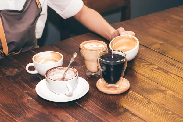 Barista Žena Držící Káva Latte Art Dřevěný Stůl Kavárně — Stock fotografie