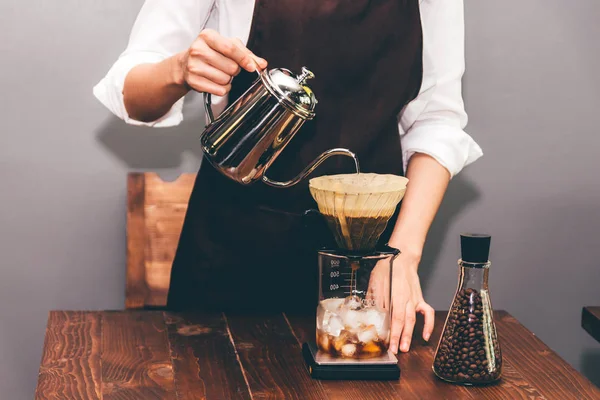 Ženy Barista Příprava Odkapávání Kávy Kavárně — Stock fotografie