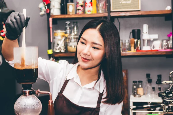 Mujer Barista Haciendo Café Syphon Cafetera Cafetería — Foto de Stock