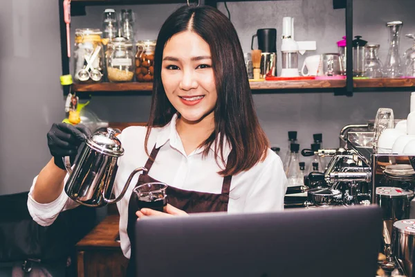 Barista Hält Kaffee Café — Stockfoto