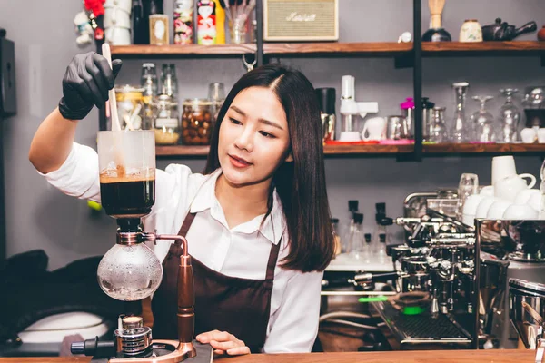Vrouwen Barista Maken Van Koffie Koffie Theevoorzieningen Herzieningen Het Café — Stockfoto