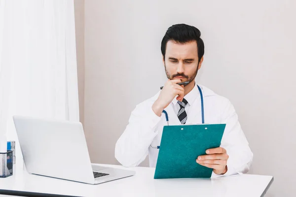 Médico Con Estetoscopio Trabajando Escribiendo Sobre Papeleo Hospital Healthcare Medicina — Foto de Stock