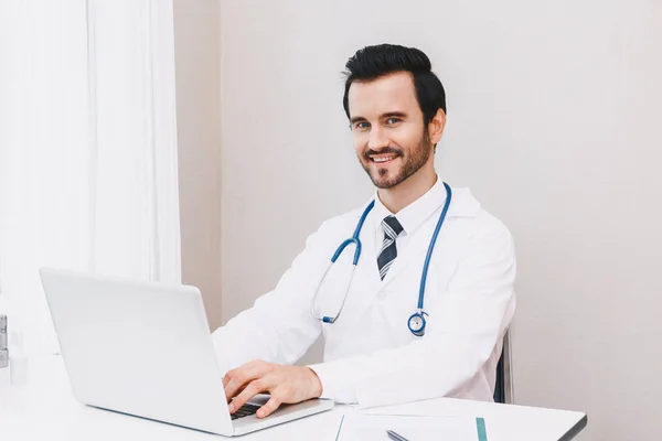 Médecin Stéthoscope Travaillant Avec Ordinateur Portable Hôpital — Photo