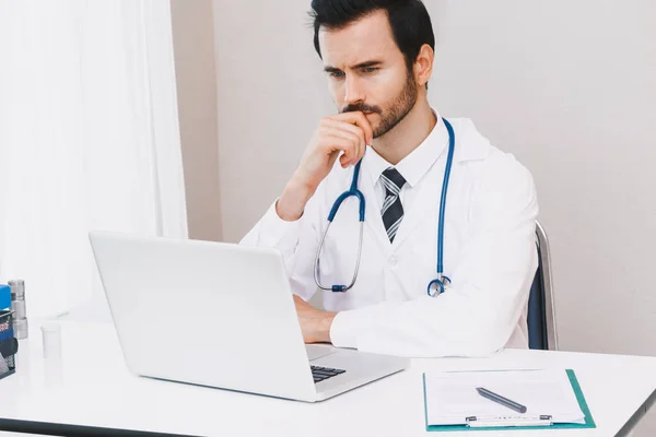 Medico Stetoscopio Che Lavorano Con Computer Portatile Hospital Healthcare Medicina — Foto Stock