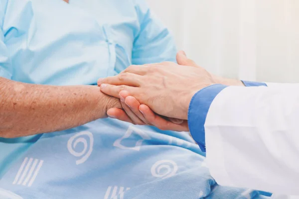 Arts Die Bejaarde Hand Met Zorg Hospital Healthcare Geneeskunde — Stockfoto