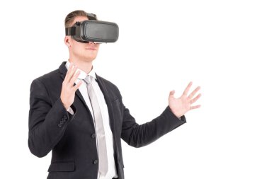 İşadamı zevk beyaz arka plan üzerinde izole sanal gerçeklik gözlüklü