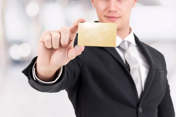 Affärsman Som Håller Blank Guld Visitkort Handen — Stockfoto