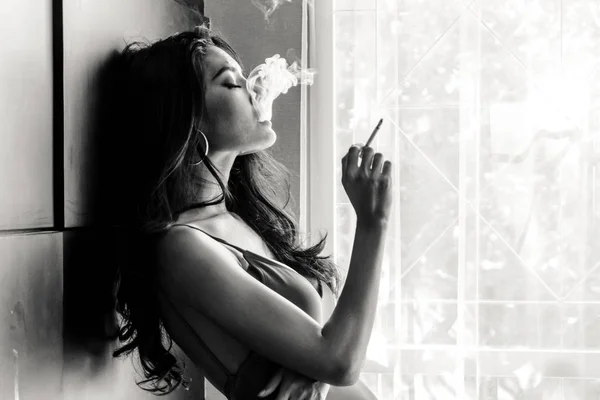 Retrato Moda Mulher Bonita Sexy Corpo Magro Fumar Cigarro — Fotografia de Stock