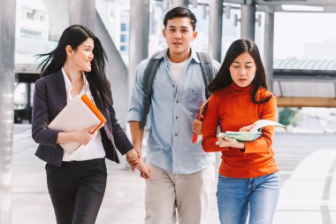 Notebook açık havada tutan öğrenci grubu. Eğitim kavramı