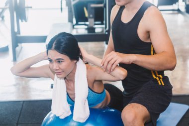 Gym.fitness ve yaşam tarzı kavramı yakışıklı eğitmen ve fitness kadına