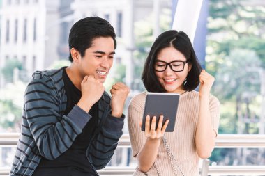 İki genç öğrenci Üniversitesi'nde dizüstü bilgisayar ile ödev