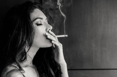 Güzel kadın seksi ince vücut Sigara İçilmeyen moda portre