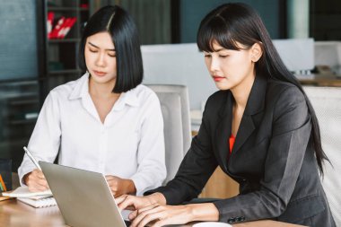 Söz ve birlikte çalışan iki iş ortakları görüntü. İş kavramı