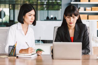 Söz ve birlikte çalışan iki iş ortakları görüntü. İş kavramı