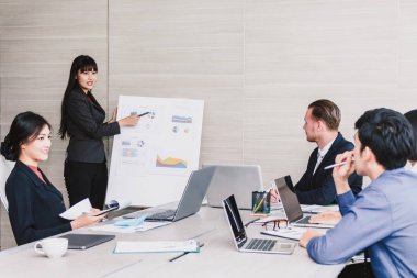 Sunulması ve dizüstü bilgisayarlar kullanarak ve birlikte toplantı salonu tartışırken iş adamları. Ekip çalışması kavramı