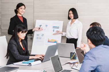 Sunulması ve dizüstü bilgisayarlar kullanarak ve birlikte toplantı salonu tartışırken iş adamları. Ekip çalışması kavramı