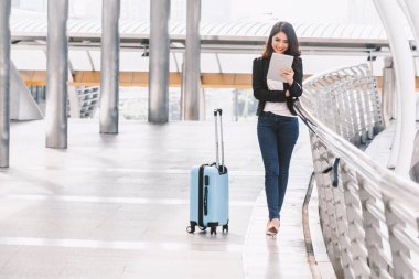 Mutlu başarılı işkadını dijital tablet bilgisayar kullanarak