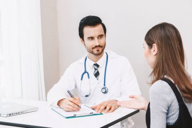 Hospital.healthcare ve tıp doktorlar masada danışmanlık doktor ve kadın hasta