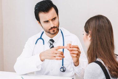 Hastanedeki hastanın yanında ilaç tutan doktor. Sağlık ve ilaç.