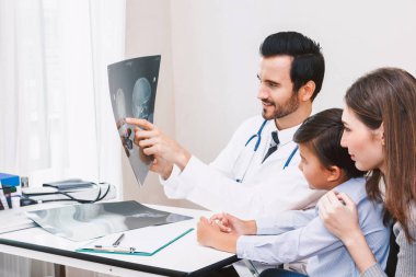 Küçük çocuk hospital.healthcare ve tıp için x-ışını fotoğrafı gösterilen doktor