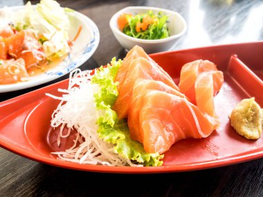 Wasabi ile çiğ somon balığı. Japon yemekleri