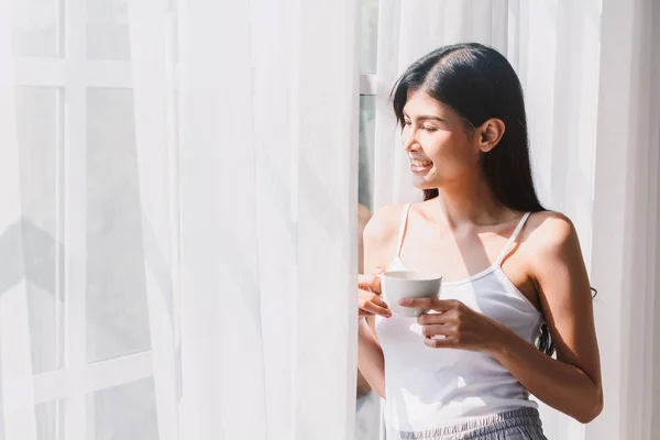 Mujer Tomando Café Dormitorio Por Mañana —  Fotos de Stock