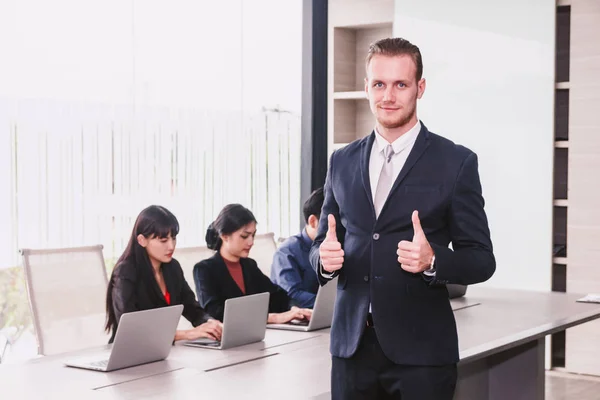 Geschäftsmann Steht Büro Hintergrund Trifft Sich Eine Gruppe Von Geschäftsleuten — Stockfoto