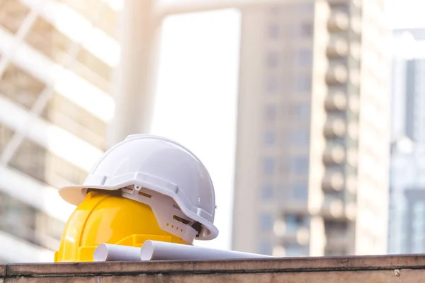 Helm Muts Veiligheid Achtergrond Van Stad — Stockfoto