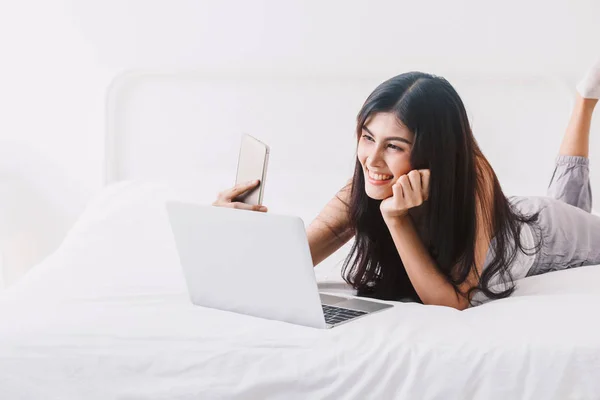 Mujer Usando Computadora Digital Sobremesa Dormitorio —  Fotos de Stock