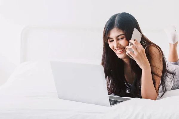 Mujer Usando Computadora Digital Sobremesa Dormitorio —  Fotos de Stock