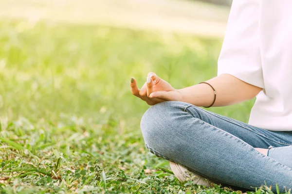 Donna Che Pratica Yoga Sfondo Erba Verde — Foto Stock