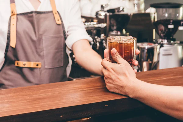 Barista Žena Dát Šálek Kávy Zákazníkovi Kavárně — Stock fotografie