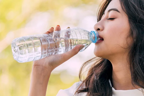 Bela Mulher Bebendo Água Verão Parque Verde Conceito Estilo Vida — Fotografia de Stock
