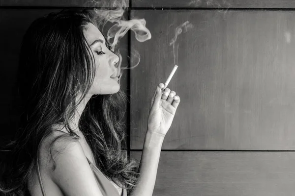 Retrato Moda Mulher Bonita Sexy Corpo Magro Fumar Cigarro — Fotografia de Stock