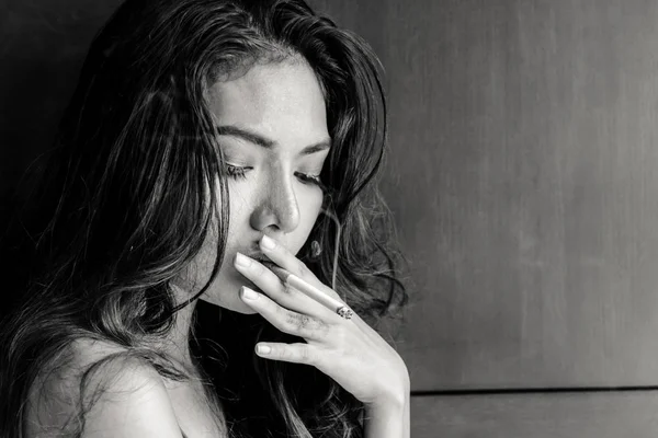 Módní Portrét Krásná Žena Sexy Štíhlé Tělo Kouření Cigaret — Stock fotografie