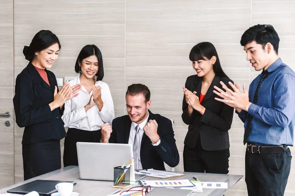 Empresarios Exitosos Aplaudiendo Reunión —  Fotos de Stock