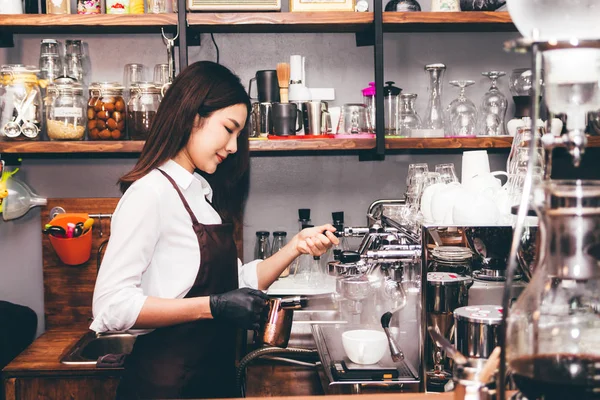 Kadınlar Barista Kahve Makinesi Kafede Kahve Yapmak Için Kullanma — Stok fotoğraf