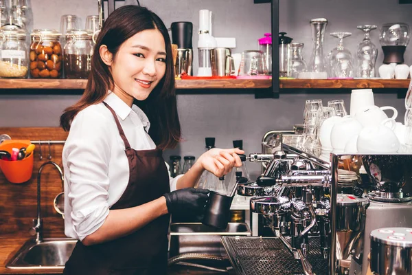 Mulheres Barista Usando Máquina Café Para Fazer Café Café — Fotografia de Stock