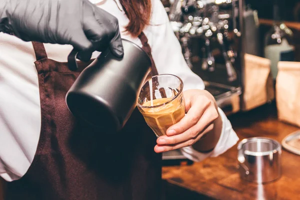 Barista Drží Mléko Pro Dělat Kávu Latte Umění Kavárně — Stock fotografie