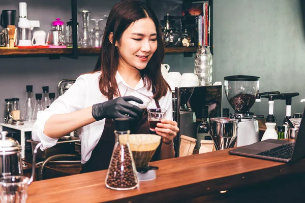 Barista Hält Kaffee Café — Stockfoto