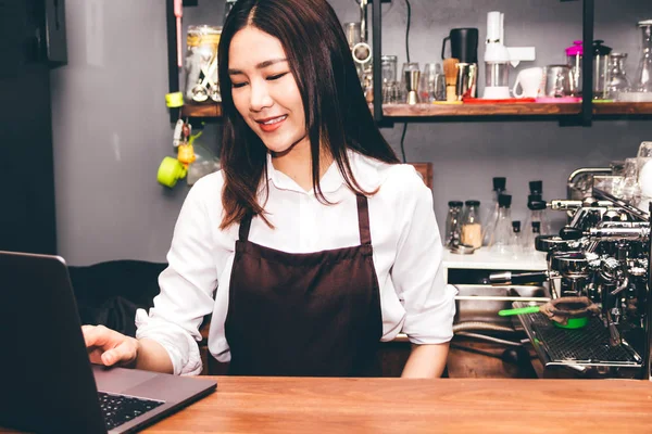 Barista Woman Using Digital Labtop Compute Coffee Shop Counter Bar — Stock Photo, Image