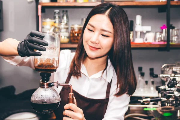 Baristinnen Kochen Kaffee Auf Siphon Kaffeemaschine Café — Stockfoto