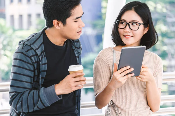 Dos Estudiantes Adolescentes Haciendo Tarea Con Ordenador Portátil Universidad —  Fotos de Stock