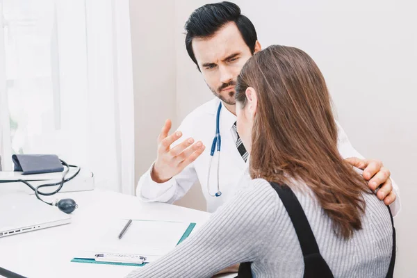 Hospital Healthcare Tıp Doktorlar Masada Danışmanlık Doktor Kadın Hasta — Stok fotoğraf