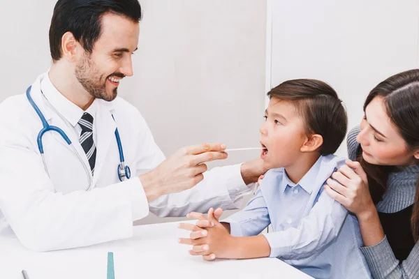 Médico Que Examina Garganta Revisando Niño Pequeño Hospital Healthcare Medicina — Foto de Stock