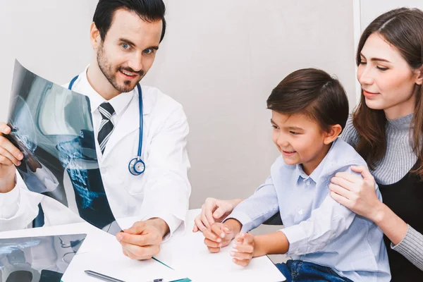 Hospital Healthcare と医学で小さな男の子に 線写真を見せて医師 — ストック写真