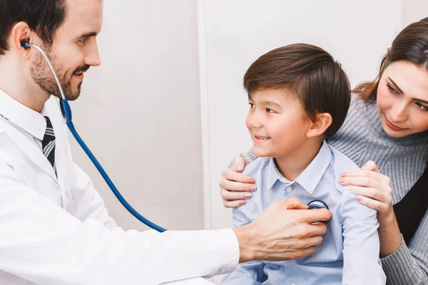 Medico Visita Bambino Con Stetoscopio Hospital Healthcare Medicina — Foto Stock