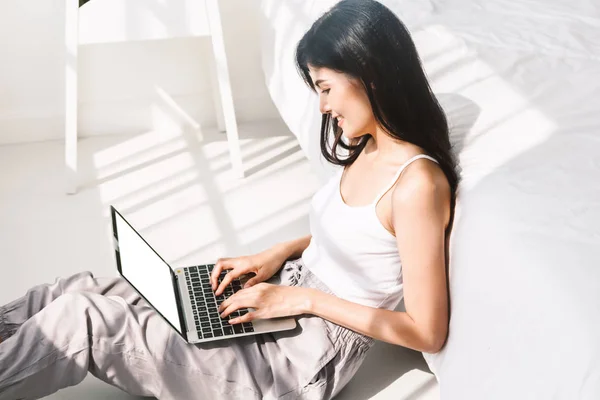 Mujer Usando Computadora Digital Sobremesa Dormitorio —  Fotos de Stock