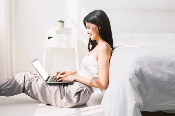 Mujer Usando Computadora Digital Sobremesa Dormitorio —  Fotos de Stock