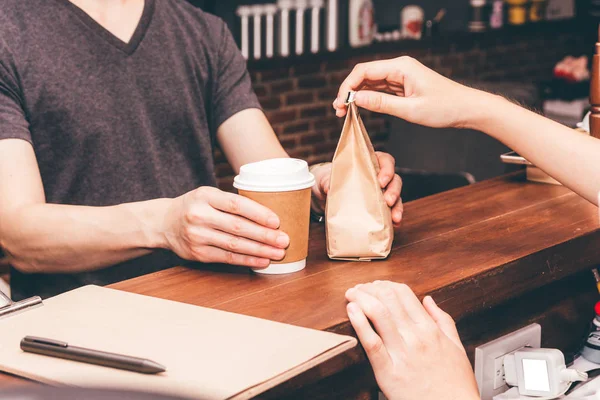 Barista Kobieta Podając Filiżankę Kawy Klienta Kawiarni — Zdjęcie stockowe